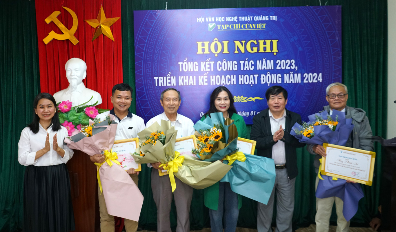 Chủ tịch Hội VHNT Nguyễn Văn Dùng và Tổng biên tập Tạp chí Cửa Viêt Đoàn Phương Nam trao chứng nhận khen thưởng cho các cộng tác viên có tác phẩm ấn tượng đăng tải trên Tạp chí Cửa Việt năm 2023 - Ảnh: L.T